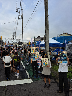 お手製の看板を持ってお客様を呼び込みます